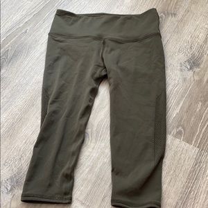 dark green cropped lululemon leggings